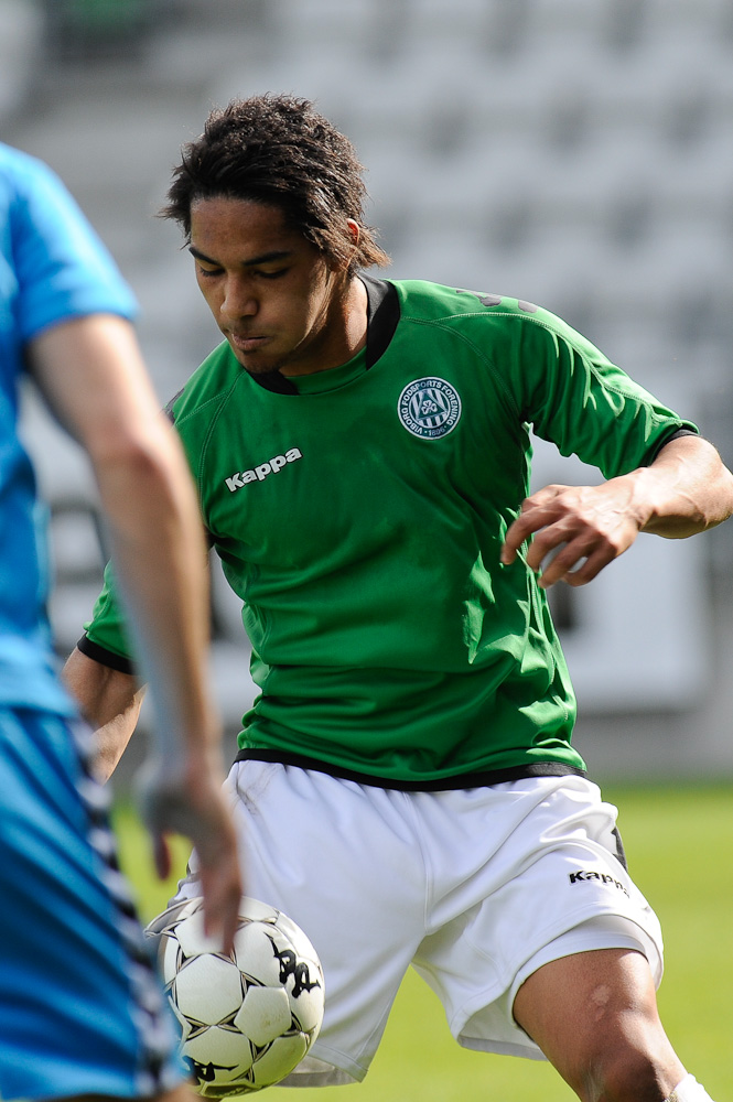 Jeff Mensah fokuseret på bold